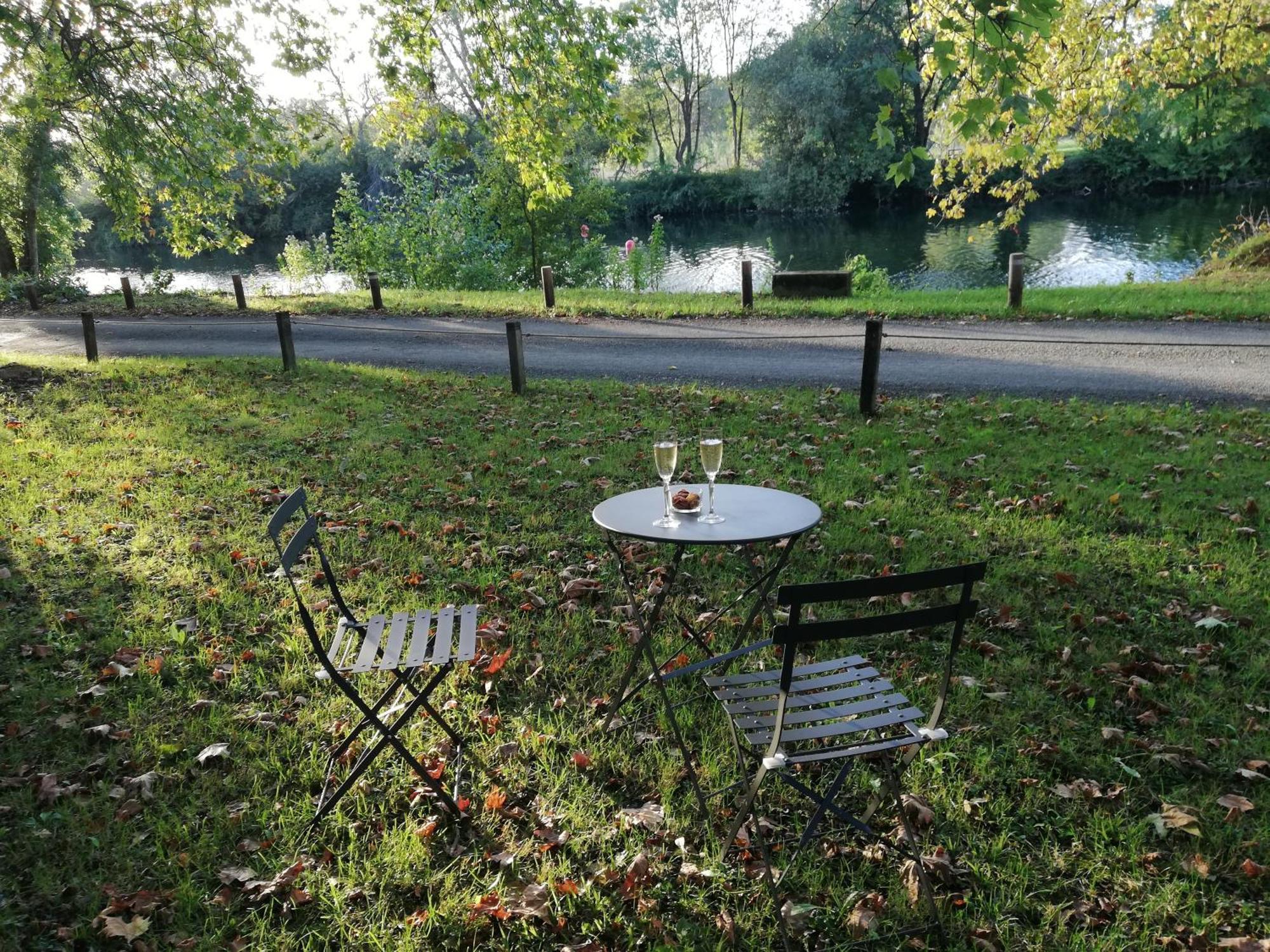 Le Domaine Des Platanes Bourg-Charente Exterior foto