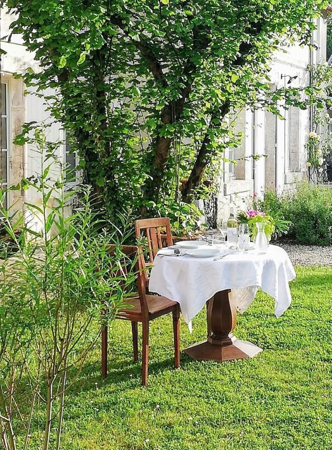 Le Domaine Des Platanes Bourg-Charente Exterior foto